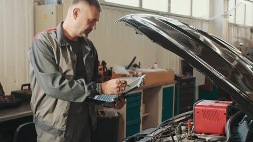 Computerdiagnose von Autos Mechaniker Spezialist männlich nutzt Laptop-Technologie