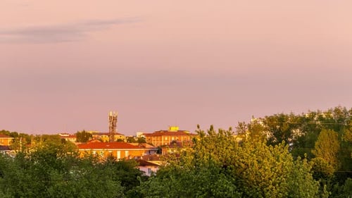 Nubes de lapso de tiempo 4K al atardecer, Parma, Italia