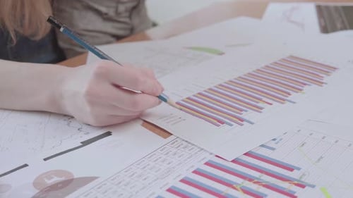 Un enfant empêche ses parents de travailler à la maison