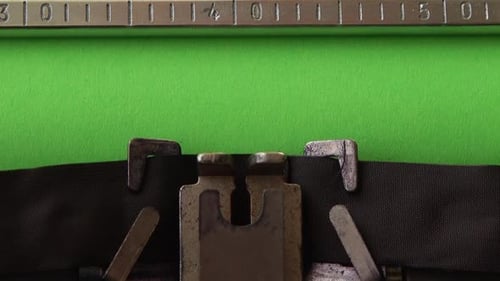 Taper sur une machine à écrire rétro sur une page verte. Chromakey.