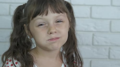 Child eat vitamines in orange.