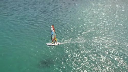 Luftaufnahme eines Mannes beim Windsurfen am Meer in Griechenland.