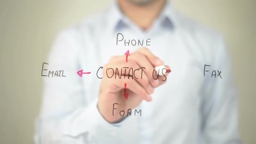 Contáctenos Options, empresario que escribe en pantalla transparente