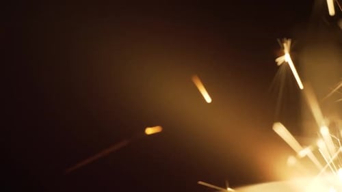 Leuchtende Funkeln einer Wunderkerze auf schwarzem Hintergrund