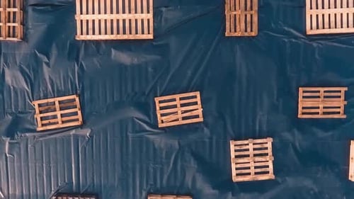 Viele Holzkisten auf dem Dach eines großen Gebäudes