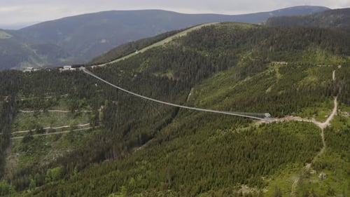 Längste Hängebrücke der Welt über dem Gebirgstal in Tschechien.