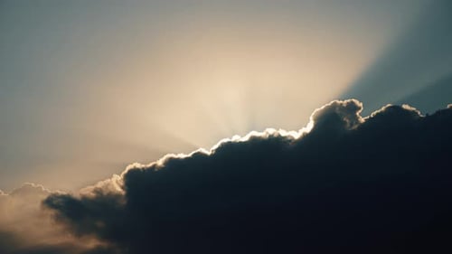 Dramatisch Himmel, Wolken und Sonne im Zeitraffer