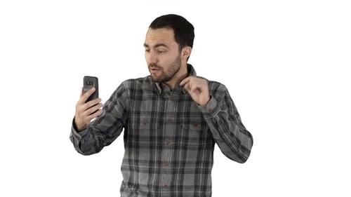 Junger Blogger nimmt beim Gehen Video auf seinem Handy auf