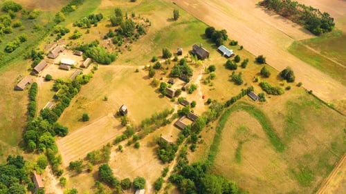Denkmalpark der Holzarchitektur Maurzyce, antikes Gebäude im Freilichtmuseum. Aerial Lowicz, Polen