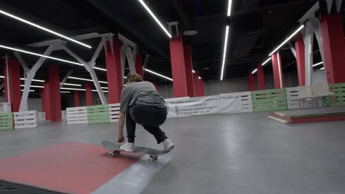 Skatergirl spielt Kickflip in einem Skatepark
