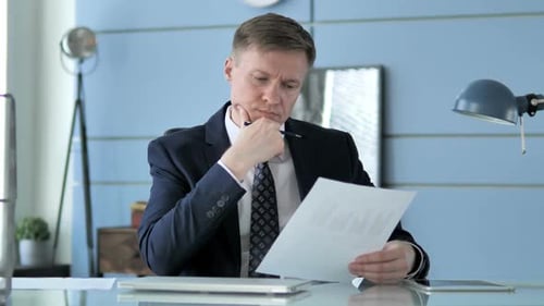 Geschäftsmann liest Dokumente