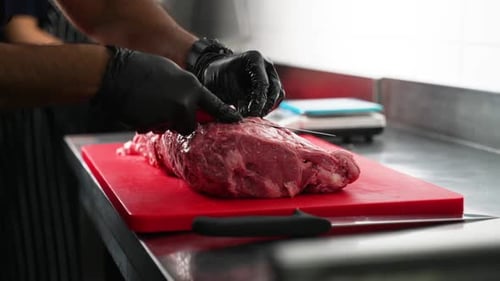 Carnicero cortando carne