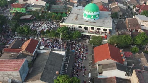 Luftaufnahme von Menschen, die am Eid-Morgen in der berühmten Moschee Jama Masjid in Bekasi Gebete sprechen.