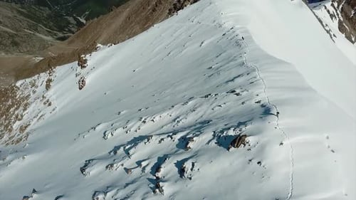 Eine Gruppe von Kletterern steigt auf den Gipfel des Gipfels