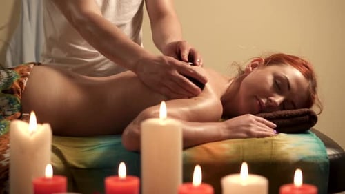 Stein-Therapie. Massage mit heißen Basaltsteinen.
