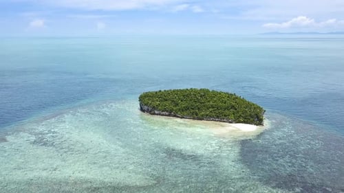 Über eine tropische Insel im Meer fliegen