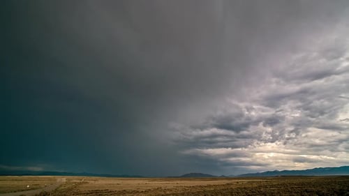 Zeitraffer eines schweren Sturms, der über die Wüstenlandschaft in Utah zieht