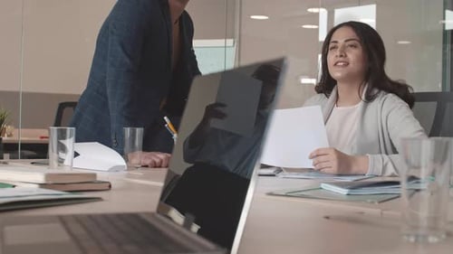 Деловые люди, встречающиеся в офисе