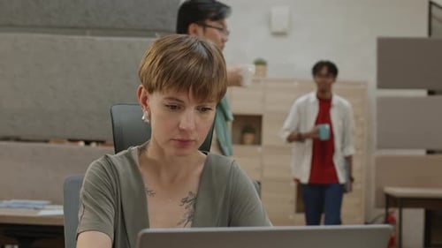 Trabalhadora de escritório trabalhando durante a pausa para o café