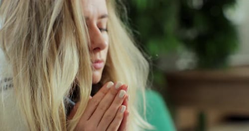 Femme malade éternuant dans un mouchoir dans le salon