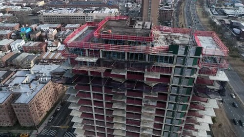 Une vue en hauteur au-dessus de Shore Parkway et d'un nouveau chantier de construction de grande hauteur à Brooklyn, NY. Le Dro