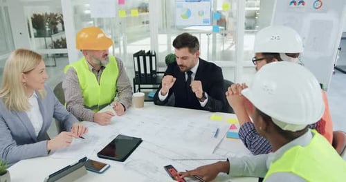 El equipo de ingenieros y sus principales gerentes, hombres y mujeres, se saludan con un apretón de manos