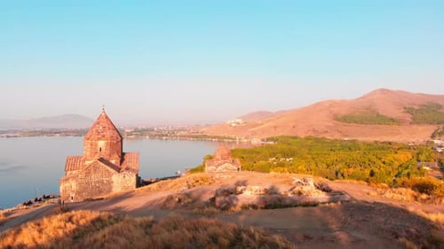 Aufsteigender Panoramablick auf Sevan In Armenien