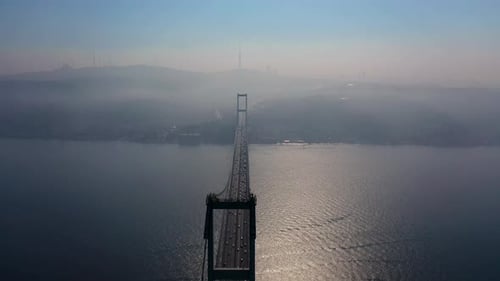 Brumoso puente de Estambul