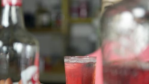 Barkeeper drückt Zitrone
