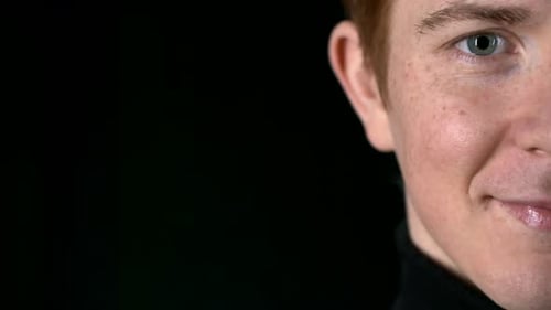 Die Hälfte des kaukasischen männlichen Gesichts