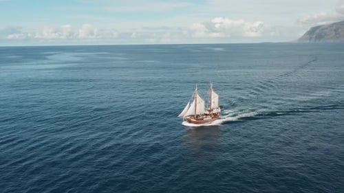 Altes Piratenschiff segelt im offenen Ozean