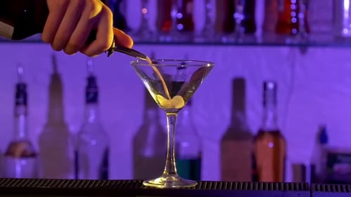 Barkeeper gießt einen Likörcocktail in ein Glas in der Bar, Zeitlupe