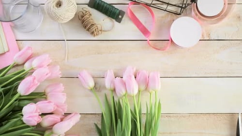 Étape par étape. Fleuriste enveloppant des tulipes roses en bouquet.