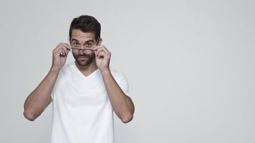 Typ setzt Brille auf