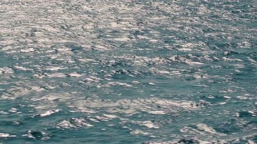 Surface d'eau éclairée par un soleil éclatant