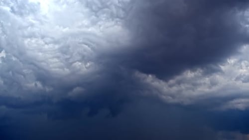 Zeitraffer für dunkle Wolken