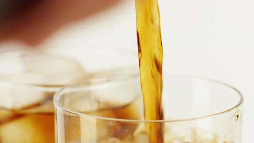 Ein funkelndes Cola-Erfrischungsgetränk