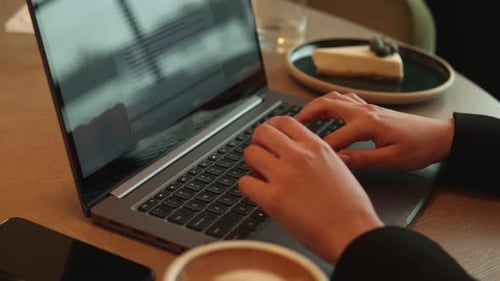 Mains de femme tapant sur un ordinateur portable