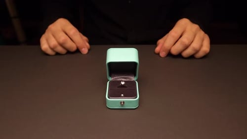 Juwelier zeigt Ehering