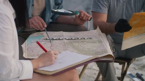 Arqueólogos agrícolas lendo mapas e desenhando