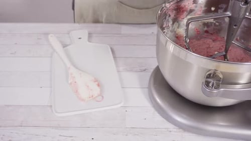 Himbeer-Frischkäse-Buttercreme im Küchenmixer zum Backen von Schokoladen-Himbeer-Cup