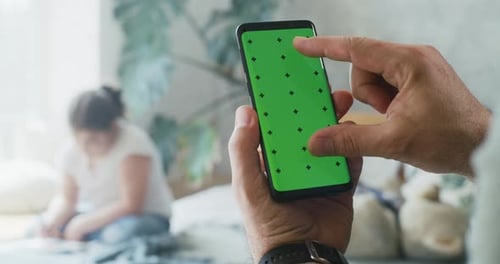 Mann benutzt ein Smartphone