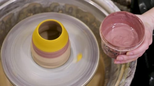 Peinture en poterie sur pot en argile