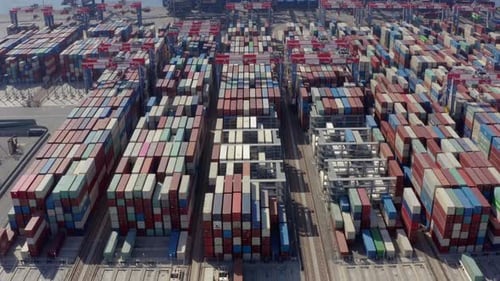 Frachtcontainer im geschäftigen Hafen, aus der Luft. Drohnenschuss.