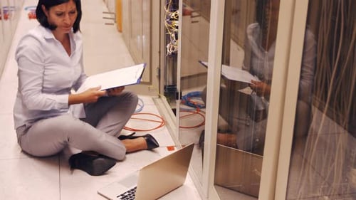 Techniker überprüft die Zwischenablage während der Arbeit am Laptop