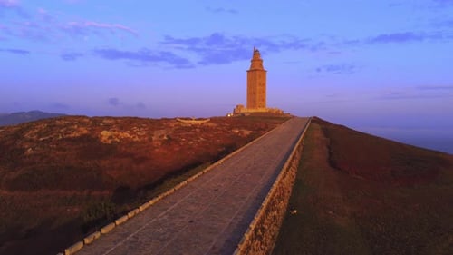 Ancienne tour en périphérie de la ville au coucher du soleil