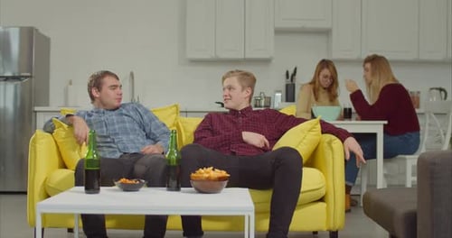 Aficionados al fútbol que apuestan por el partido de fútbol
