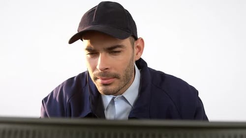 Wachmann arbeitet am Computer