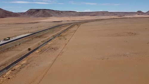 D'immenses montagnes sur fond d'autoroute dans le désert du Namib, prise de vue aérienne