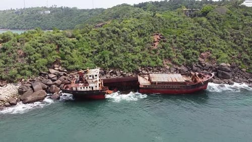 El naufragio oxidado encalló. Sri Lanka